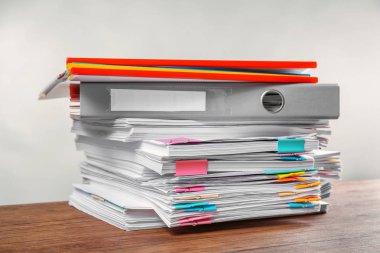 Belgeler üzerinde tablo açık renkli karşı yığını