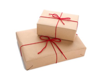 Parsel hediye kutuları ile beyaz zemin üzerine kırmızı yay