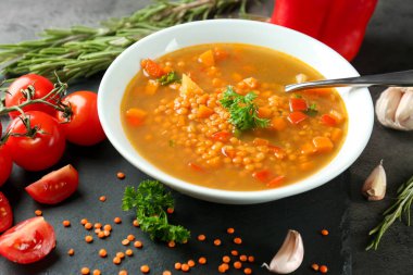 Masada lezzetli mercimek çorbası ile çanak