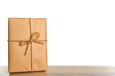 Parsel hediye kutusu beyaz arka plan karşı masada