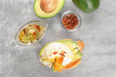 Yumurta ve tablo, üstten görünüm üzerinde avokado lezzetli bruschetta