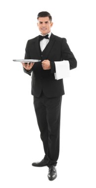 Beyaz arka plan üzerinde boş tepsi ile erkek garson