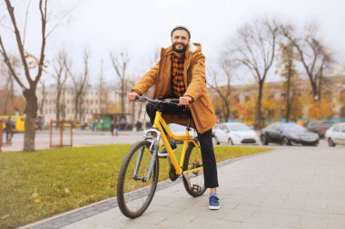 Çekici genç hipster binicilik bisiklet şehir sokak üzerinde