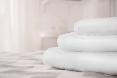 Yatakta havlu yığını