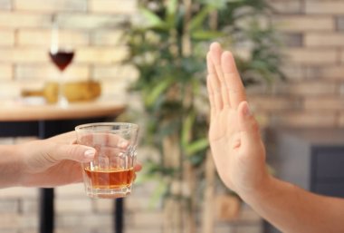 Cam kapalı alkol reddeden adamın elini