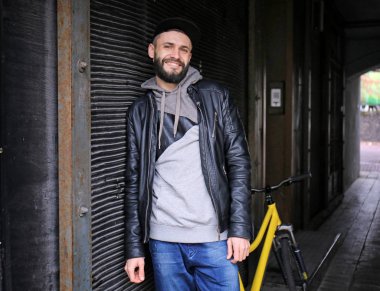 Çekici genç hipster şehir sokak üzerinde deri ceketli