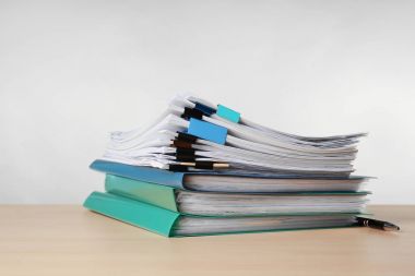 Belgeler üzerinde tablo açık renkli karşı yığını