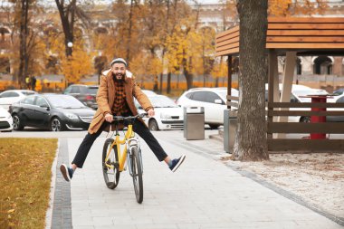 Çekici genç hipster binicilik bisiklet şehir sokak üzerinde