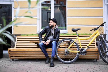 Çekici genç hipster bankta açık havada dinlenme