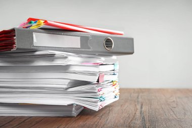 Belgeler üzerinde tablo açık renkli karşı yığını