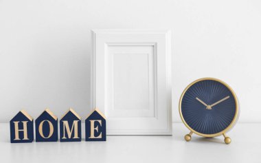 Boş çerçeve, vintage saat ve kelime 