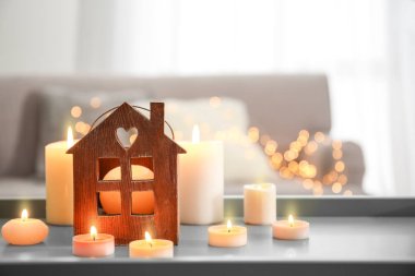 Masada kapalı yanan küçük mum Mumlar