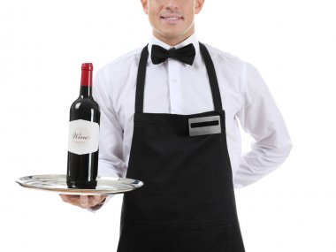 Tepsi şişe şarapla beyaz arka plan üzerinde tutarak garson