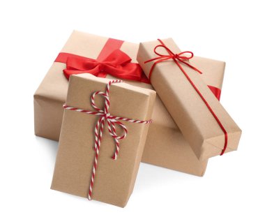 beyaz zemin üzerine kırmızı yay ile hediye kutuları