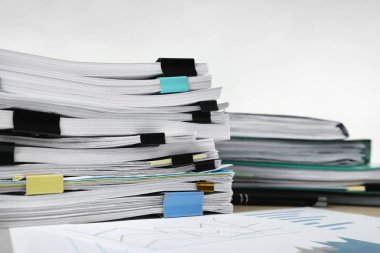 Belgeler üzerinde tablo açık renkli karşı yığını