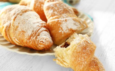 Tablo, closeup lezzetli kruvasan ile plaka