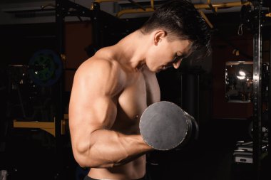 Güçlü adam egzersiz halter salonunda ile yapmak