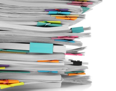 beyaz zemin üzerinde iş belgelerinin yığını