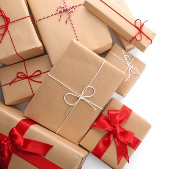 Parsel hediye kutuları beyaz arka planda, üstten görünüm