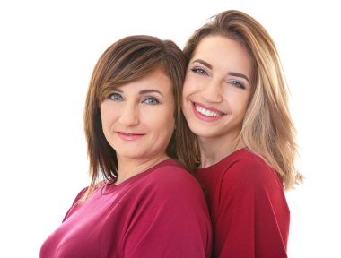 Beyaz arka plan üzerinde elbise uygun annesi ile çekici genç kadın