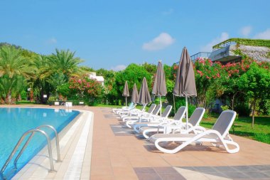 Mavi Yüzme Havuzu lüks Resort yakınındaki boş şezlong