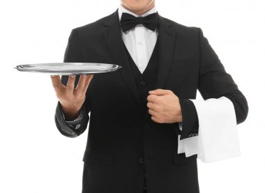 Beyaz arka plan üzerinde boş tepsi ile erkek garson