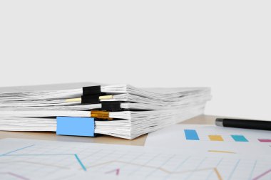 Belgeler üzerinde tablo açık renkli karşı yığını