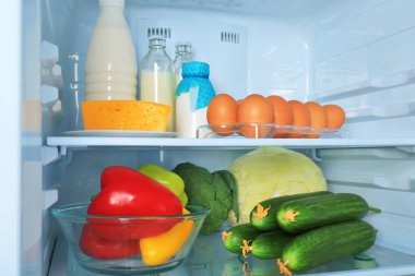Buzdolabı taze ürünlerle, portre