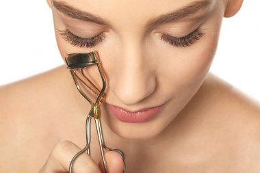 Kirpik kıvırıcı, closeup kullanan kadın