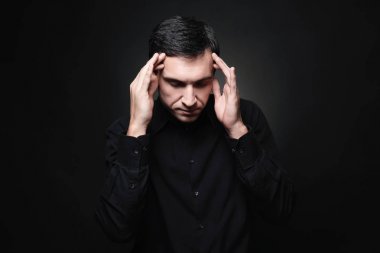 siyah arka plan üzerinde çekici bir genç adam