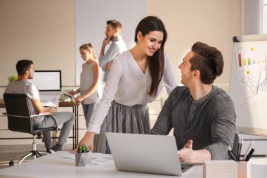 Grup genç profesyonellerin ofiste toplantısı