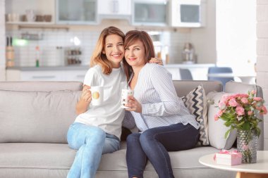 Evde annesi ile çay içme çekici genç kadın