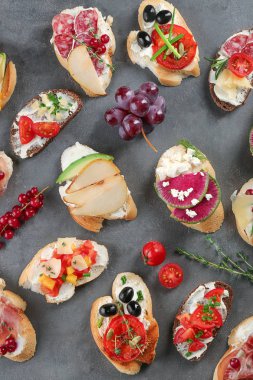 Lezzetli İtalyan bruschettas gri arka plan üzerinde