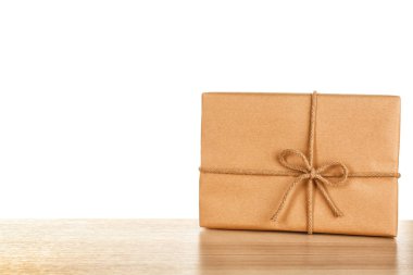 Parsel hediye kutusu beyaz arka plan karşı masada