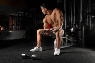 Güçlü adam egzersiz halter salonunda ile yapmak