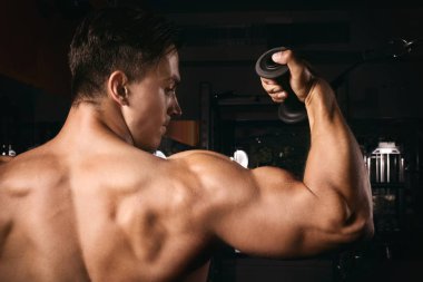 Spor salonunda eğitim güçlü genç adam