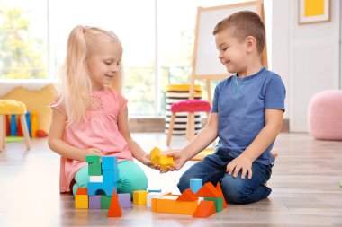 Sevimli küçük çocuklar evde legolarla oyun