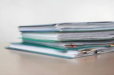 Belgeler üzerinde tablo açık renkli karşı yığını