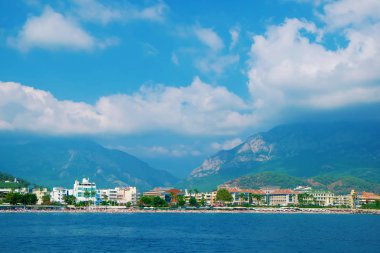 Güzel resort denizde güneşli bir görünüm