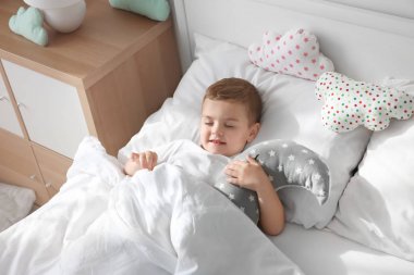 Evde oyuncak ile uyuyan sevimli küçük çocuk