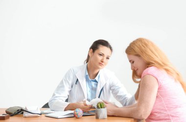 Genç kadın doktor danışmanlık kilolu kadın Kliniği