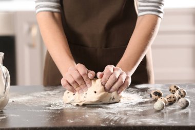 Kadın masada hamur yoğurma