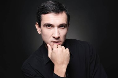 siyah arka plan üzerinde çekici bir genç adam