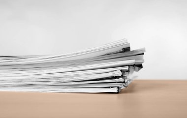 Belgeler üzerinde tablo açık renkli karşı yığını