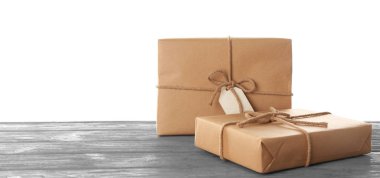 Parsel hediye kutuları beyaz arka plan karşı masada