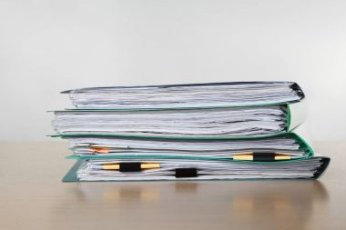 Belgeler üzerinde tablo açık renkli karşı yığını