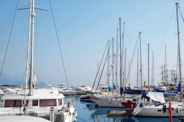 İskelede modern teknelerin güzel manzara