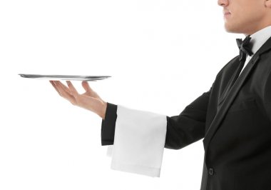 Beyaz arka plan üzerinde boş tepsi ile erkek garson