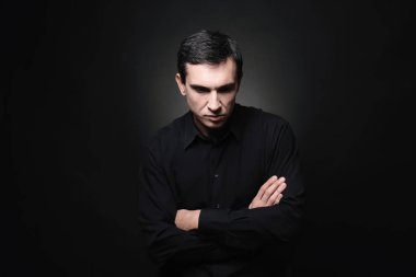 siyah arka plan üzerinde çekici bir genç adam