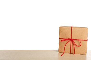 Parsel hediye kutusu beyaz arka plan karşı masada